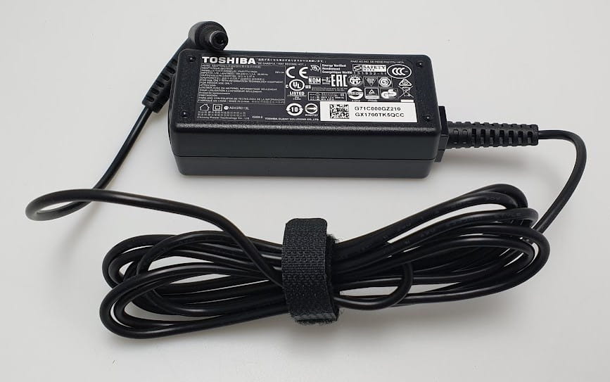 Oryginalny Zasilacz Toshiba 19V 2.37A 45W - 5.5mm x 2.5mm 4 Zasilacz Toshiba 45W z etykietą parametrów oraz zwiniętym przewodem