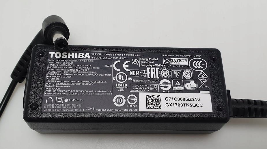 Oryginalny Zasilacz Toshiba 19V 2.37A 45W - 5.5mm x 2.5mm 5 Zbliżenie etykiety oryginalnego zasilacza Toshiba 19V 2,37A 45W